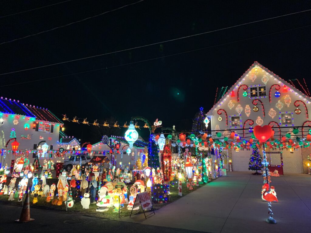 Peckville Christmas House, Christmas figurines lit up