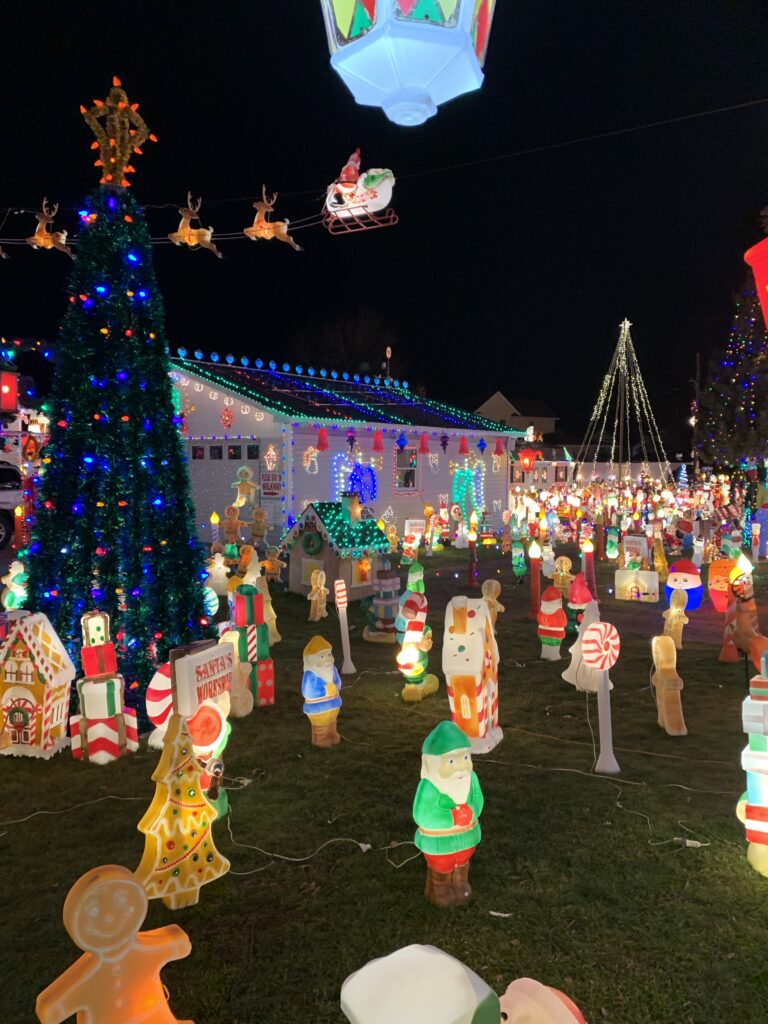 Peckville Christmas House, Christmas figurines lit up