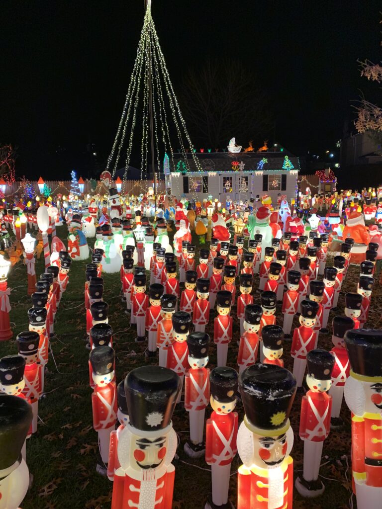 Peckville Christmas House, Christmas figurines lit up